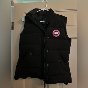 Canada goose women’s NWOT tags vest size small